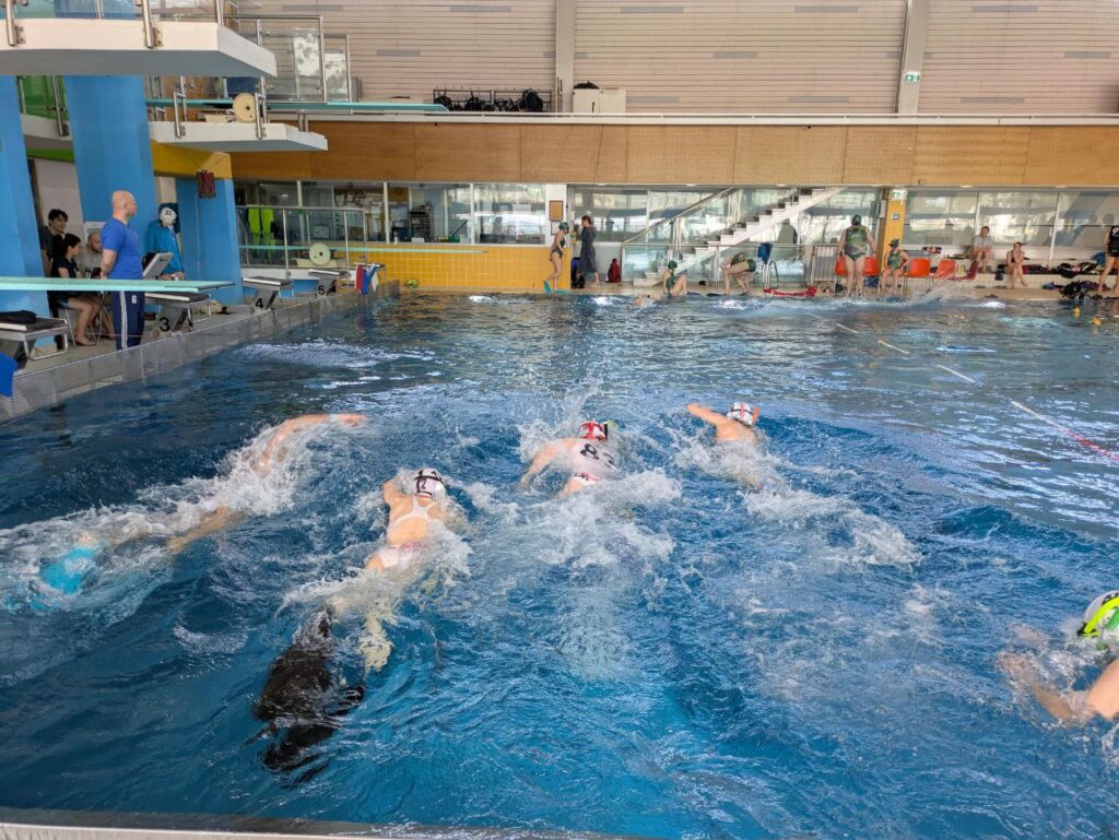 Unterwasser-Rugby Spieler beim Anschwimmen